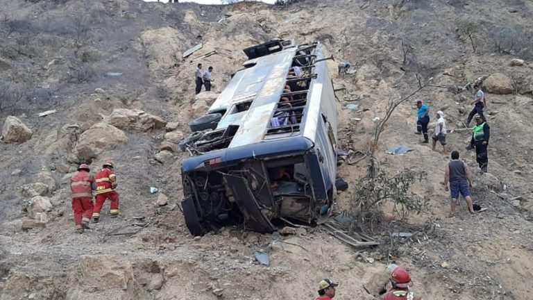 В Перу автобус с пассажирами упал с обрыва. Погибли 15 человек