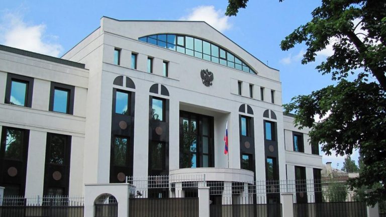 Молдова высылает российских дипломатов. Россия пообещала ответные меры 