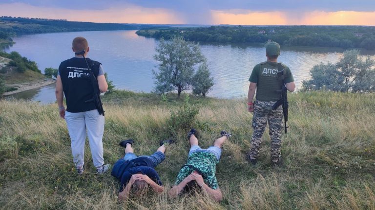 В Украине пограничники задержали двух мужчин, которые на матрасе бежали в Молдову В Украине пограничники задержали двух мужчин, которые на матрасе бежали в Молдову