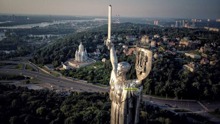 В Киеве с монумента «Родина-мать» демонтировали советские серп и молот и установили трезубец В Киеве с монумента «Родина-мать» демонтировали советские серп и молот и установили трезубец