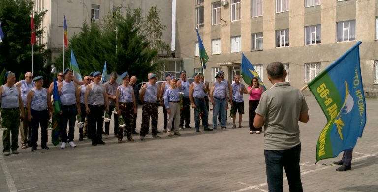 /Видео/ «Никто, кроме них». Сегодня в Комрате отметили День Воздушно-десантных войск