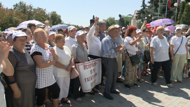 /Видео/ «Доверяем всей команде». Как в Комрате митингующие требовали от НСГ утвердить исполком Гуцул /Видео/ «Доверяем всей команде». Как в Комрате митингующие требовали от НСГ утвердить исполком Гуцул