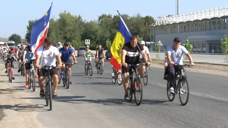/Видео/ В День независимости Молдовы Управление полиции организовало в Комрате велопробег