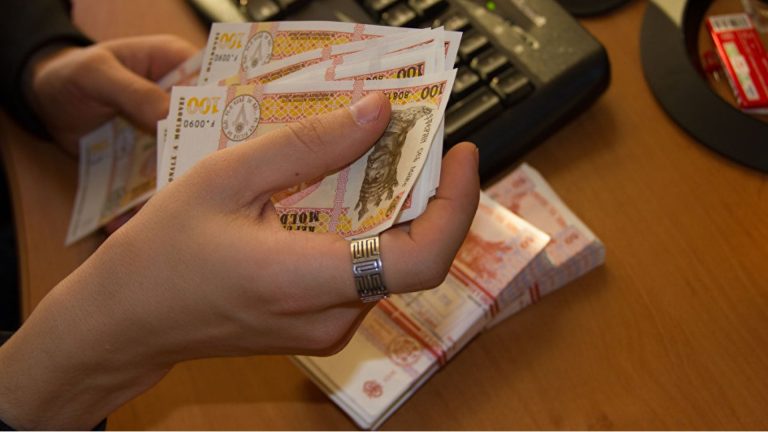 НБС: В Молдове женщины зарабатывают на 2 тыс. леев меньше, чем мужчины