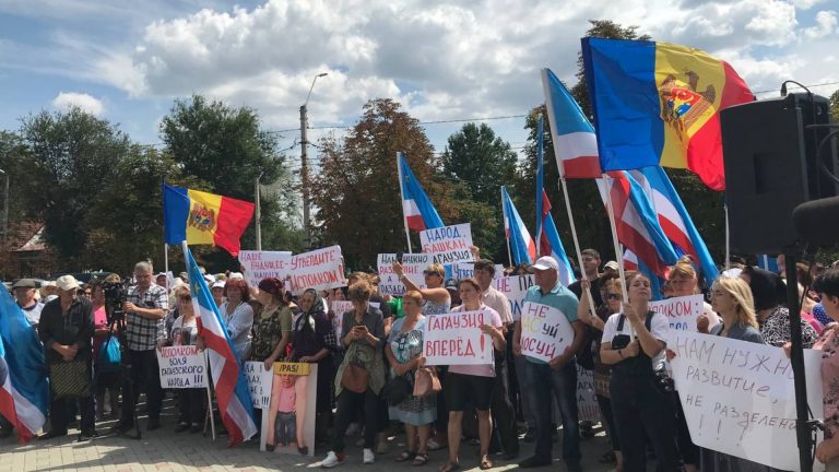 /Видео/ «Утвердите исполком!». В Комрате сторонники Евгении Гуцул вышли на очередной митинг 