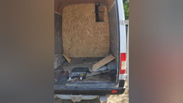 /Фото/ Пограничники обнаружили дома у гражданина автобус, оборудованный для незаконной перевозки мигрантов /Фото/ Пограничники обнаружили дома у гражданина автобус, оборудованный для незаконной перевозки мигрантов