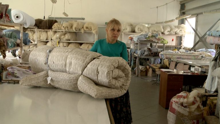 /Видео/ «Сохраняя гагаузские традиции». В цеху Федоры Губогло из Чадыр-Лунга шьют изделия из натуральной шерсти /Видео/ «Сохраняя гагаузские традиции». В цеху Федоры Губогло из Чадыр-Лунга шьют изделия из натуральной шерсти