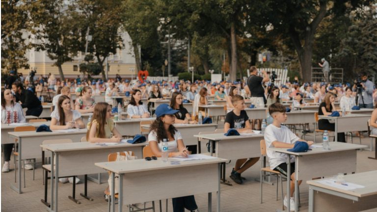 /Фото/ В Кишиневе прошел Большой национальный диктант по румынскому языку