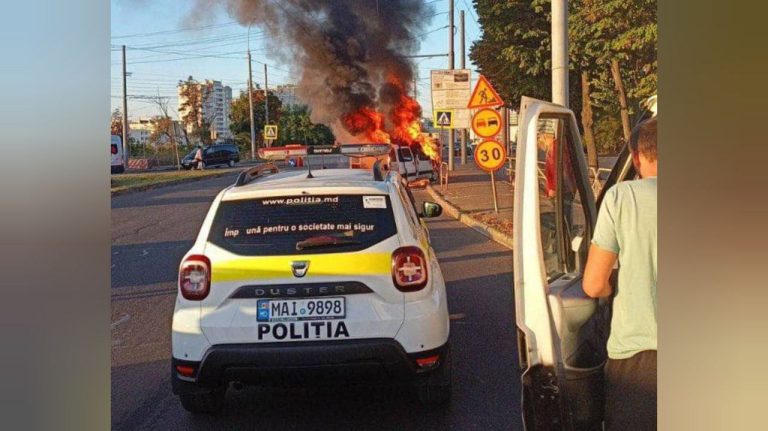 /Фото/ В Кишиневе прямо на дороге загорелся автомобиль /Фото/ В Кишиневе прямо на дороге загорелся автомобиль