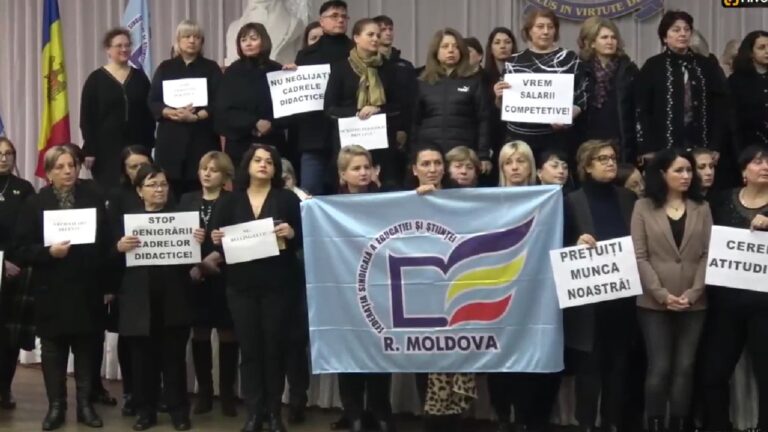 Профсоюз учителей требуют принятия закона против насилия и повышения зарплат Профсоюз учителей требуют принятия закона против насилия и повышения зарплат
