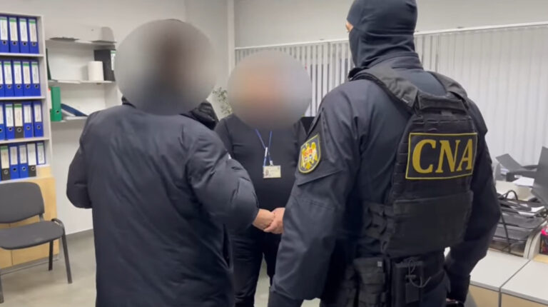 /Фото, видео/ НЦБК проводит обыски в Бельцах по делу о коррупции при выдаче водительских прав. Задержаны 6 человек