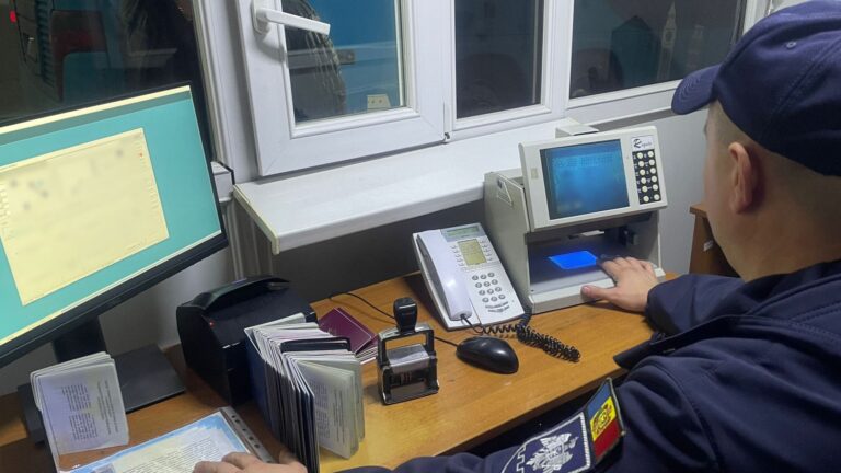 Пограничники изъяли у гражданина Молдовы поддельные права, купленные за 800 евро Пограничники изъяли у гражданина Молдовы поддельные права, купленные за 800 евро