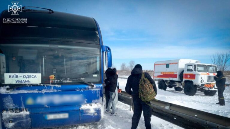 В Украине погибли десять человек из-за сильного снегопада В Украине погибли десять человек из-за сильного снегопада