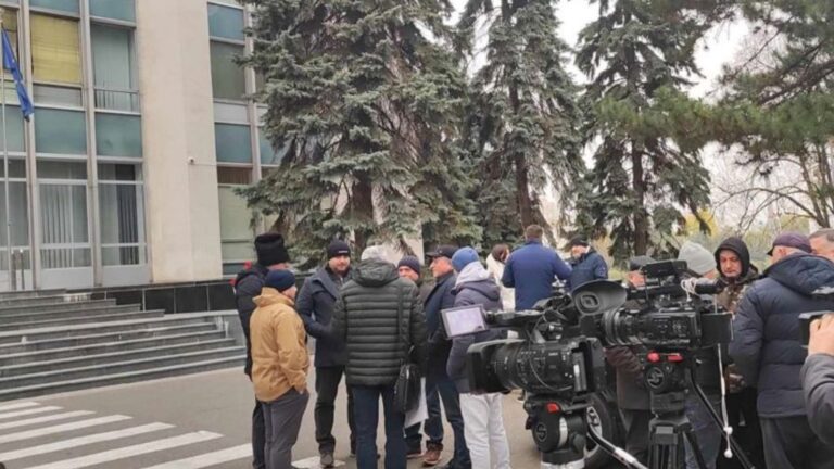 Фермеры собрались перед зданием правительства. Они требуют встречи с Речаном