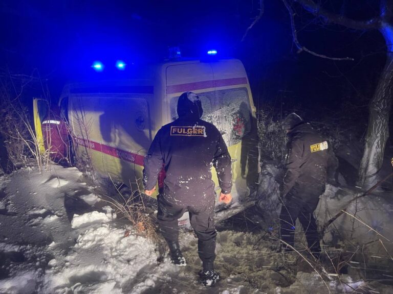 /Фото/ Из-за метели во многих районах страны был затруднен проезд машин скорой помощи к местам вызова /Фото/ Из-за метели во многих районах страны был затруднен проезд машин скорой помощи к местам вызова
