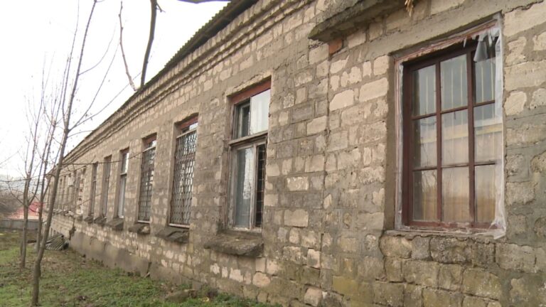 /Видео/ Народные мастера Гагаузии намерены обратится к властям за спасением мастерских от протекающих крыш /Видео/ Народные мастера Гагаузии намерены обратится к властям за спасением мастерских от протекающих крыш