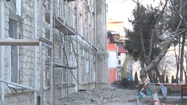 /Видео/ В Комрате начались работы по реконструкции фасада здания колледжа им. М. Чакира /Видео/ В Комрате начались работы по реконструкции фасада здания колледжа им. М. Чакира