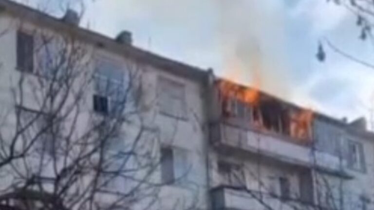 /Видео/ В Бендерах из-за новогодней гирлянды загорелся балкон /Видео/ В Бендерах из-за новогодней гирлянды загорелся балкон