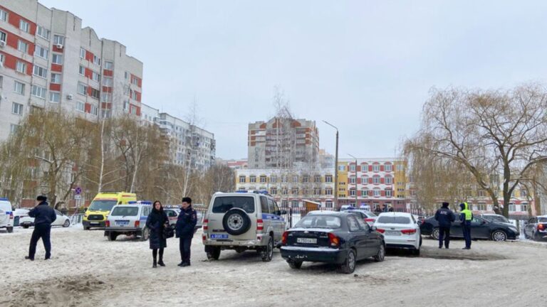 В Брянске восьмиклассница устроила стрельбу в школе и покончила собой В Брянске восьмиклассница устроила стрельбу в школе и покончила собой