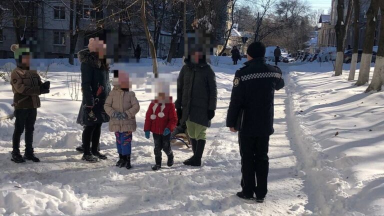 «Наслаждайтесь снегом безопасно!». Полиция просит родителей присматривать за детьми, пока они катаются на санках «Наслаждайтесь снегом безопасно!». Полиция просит родителей присматривать за детьми, пока они катаются на санках