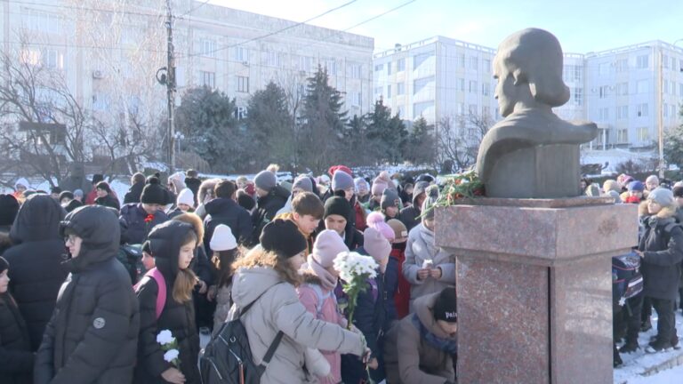 /Видео/ Учащиеся и преподаватели Комратского лицея им. М.Еминеску почтили память великого поэта /Видео/ Учащиеся и преподаватели Комратского лицея им. М.Еминеску почтили память великого поэта