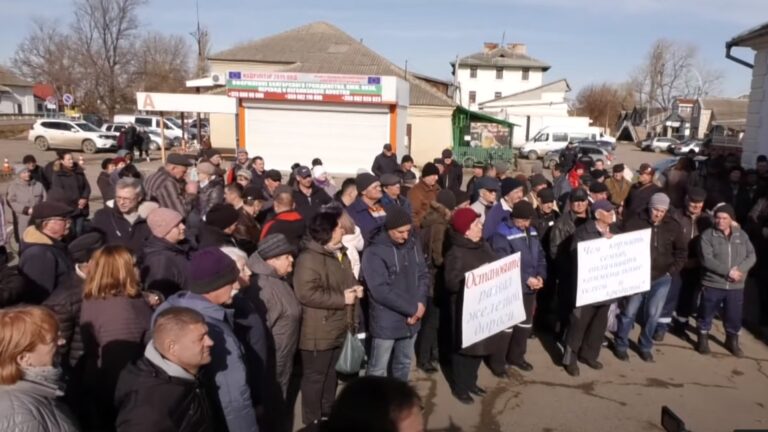 «Остановите развал железной дороги»: чего требовали железнодорожники на митинге в Бессарабке