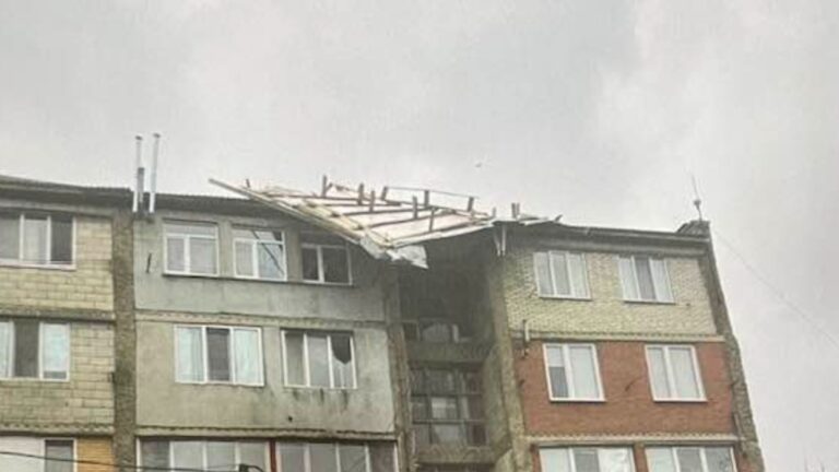 /Фото/ В Чадыр-Лунге сильный ветер сорвал кровлю многоэтажного дома /Фото/ В Чадыр-Лунге сильный ветер сорвал кровлю многоэтажного дома