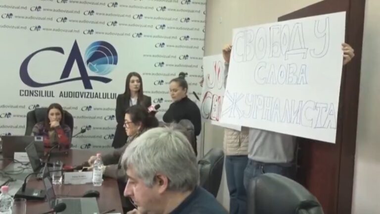Журналисты Canal 5 пришли на заседание СТР с плакатами Журналисты Canal 5 пришли на заседание СТР с плакатами