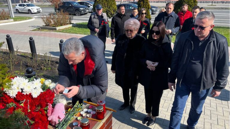 /Видео/ Башкан возложила цветы у посольства России в Кишиневе в память о жертвах теракта в «Крокус Сити Холле» /Видео/ Башкан возложила цветы у посольства России в Кишиневе в память о жертвах теракта в «Крокус Сити Холле»