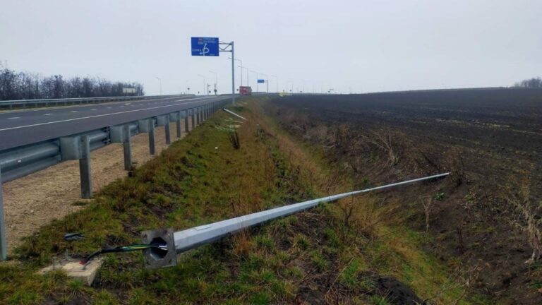 /Фото/ Акт вандализма на трассе М3: неизвестные сбили столбы и украли светильники /Фото/ Акт вандализма на трассе М3: неизвестные сбили столбы и украли светильники