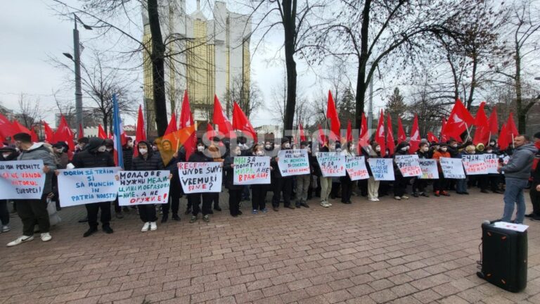 /Фото/ Перед зданием парламента прошел протест. Протестующие кричали «Речан, уходи!» /Фото/ Перед зданием парламента прошел протест. Протестующие кричали «Речан, уходи!»