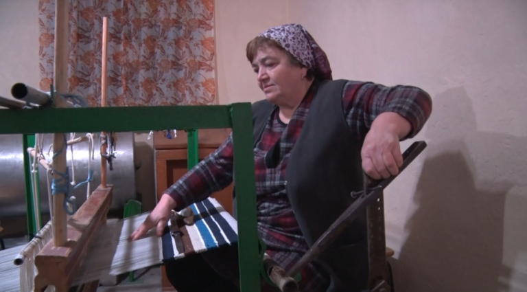 /Видео/ Жительница села Гайдар Валентина Мошогло создает гагаузские ковры своими руками