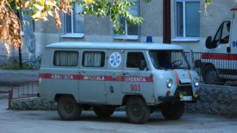 На ремонт старых машин скорой помощи ежегодно из госбюджета тратят около 60 млн леев На ремонт старых машин скорой помощи ежегодно из госбюджета тратят около 60 млн леев