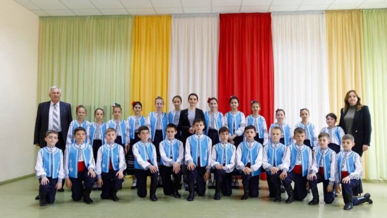 /Видео/ Танцевальному коллективу «Yıldızlar» города Вулканешт вручили 20 комплектов национальной одежды  