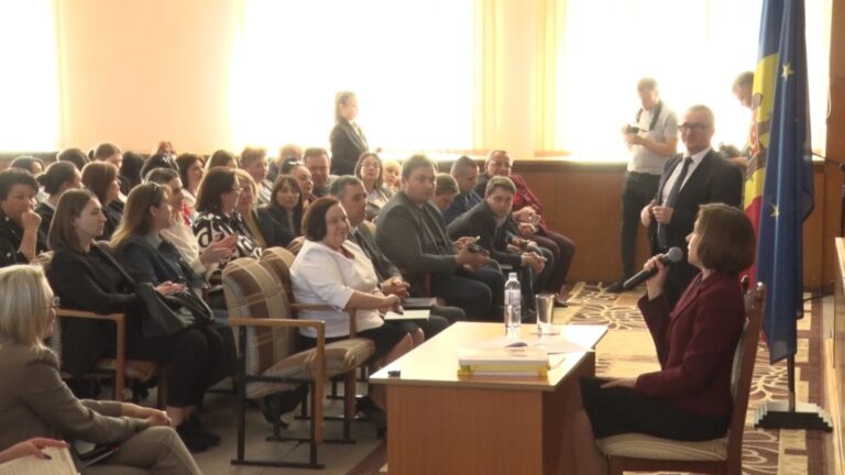 /Видео/ Майя Санду встретилась в Комрате с примарами и студентами КГУ