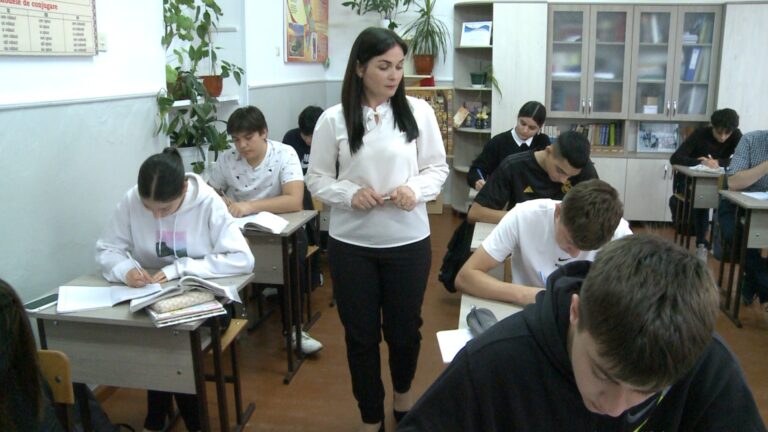 /Видео/ Учитель румынского языка Марина Бойкан использует различные методы при работе с детьми и взрослыми /Видео/ Учитель румынского языка Марина Бойкан использует различные методы при работе с детьми и взрослыми