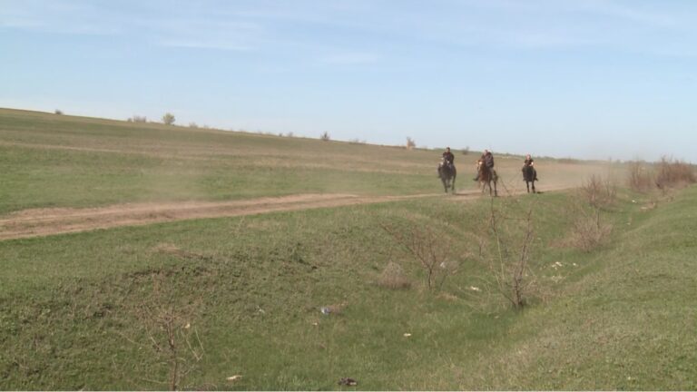 /Видео/ Конные скачки и соревнования в с. Гайдар по случаю праздника «Ay Todur»