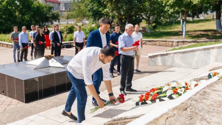 /Видео/ В день годовщины начала Великой Отечественной войны на мемориале славы в Комрате возложили цветы