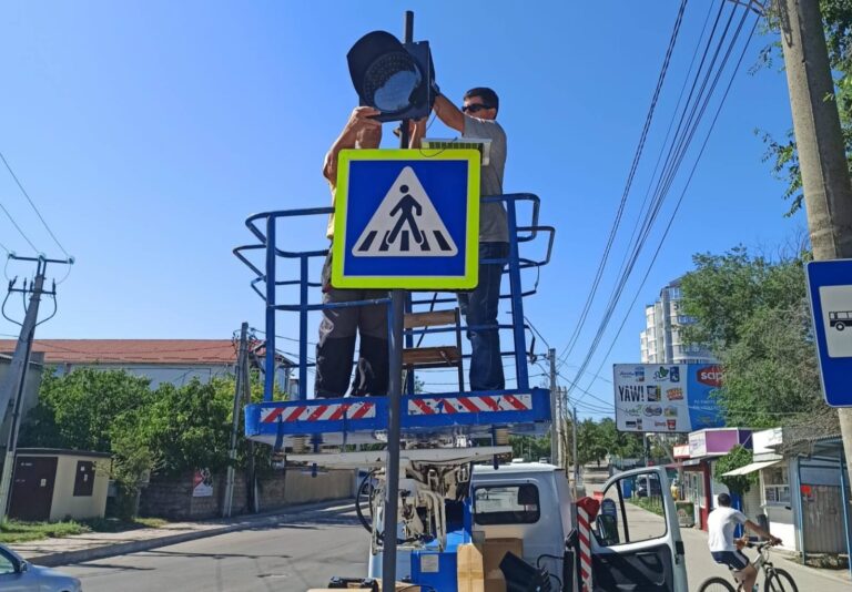 В КОМРАТЕ УСТАНАВЛИВИЛИ СВЕТОФОРЫ НА СОЛНЕЧНЫХ БАТАРЕЯХ