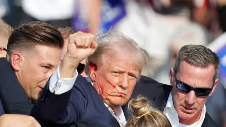 НА МИТИНГЕ ТРАМПА В ПЕНСИЛЬВАНИИ ПРОИЗОШЛА СТРЕЛЬБА. ОН ПОКИНУЛ СЦЕНУ С ОКРОВАВЛЕННЫМ ЛИЦОМ, СТРЕЛЯВШИЙ И ОДИН ИЗ ЗРИТЕЛЕЙ УБИТЫ