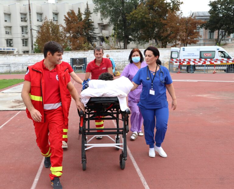 (ФОТО) ОПЕРАЦИЯ SMURD: ПОДРОСТОК БЫЛ ТРАНСПОРТИРОВАН НА ВЕРТОЛЕТЕ ИЗ КИШИНЕВА В БУХАРЕСТ