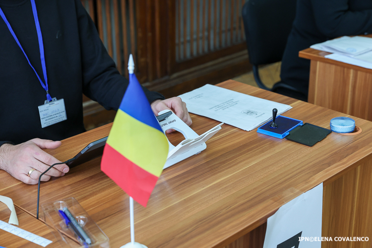 ГРАЖДАН РЕСПУБЛИКИ МОЛДОВА С РУМЫНСКИМИ ПАСПОРТАМИ ЖДУТ ДВА ДНЯ ВЫБОРОВ