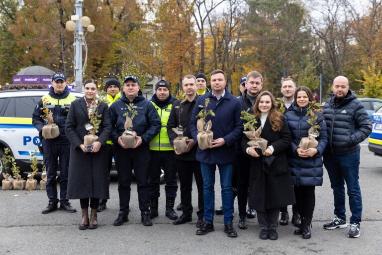 (ФОТО) В ЦЕНТРЕ КИШИНЕВА ПРОШЛА АКЦИЯ В РАМКАХ КАМПАНИИ GENERAȚİA PĂDURİİ: ВОДИТЕЛЯМ ВРУЧИЛИ САЖЕНЦЫ ДУБА