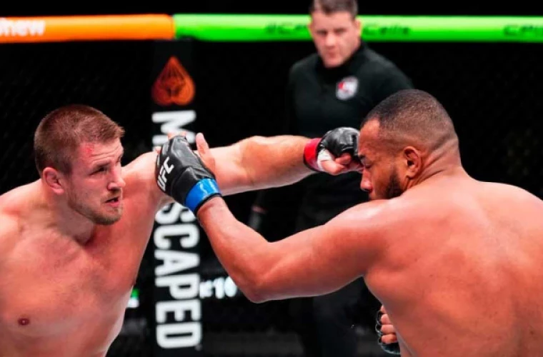 АЛЕКСАНДР РОМАНОВ ПОБЕДИЛ РОДРИГО НАСИМЕНТО НА ТУРНИРЕ UFC FIGHT NIGHT 246