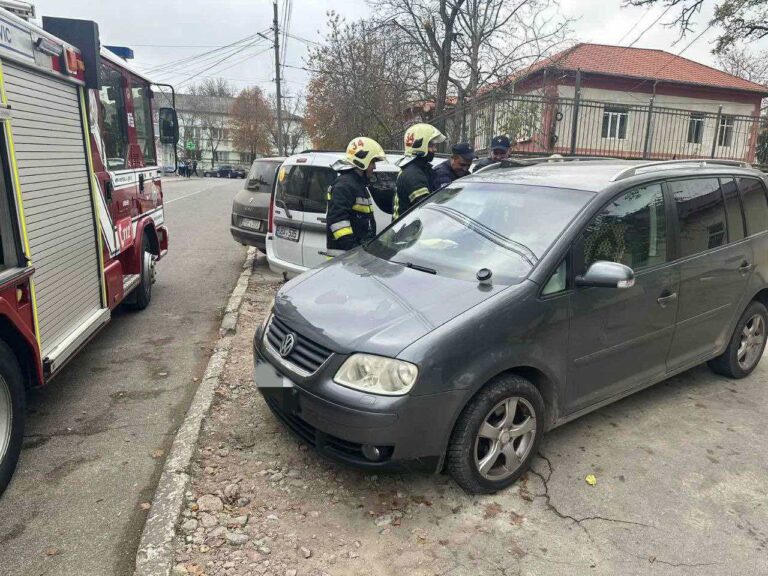 В ОРГЕЕВЕ СПАСАТЕЛИ ОСВОБОДИЛИ ГОДОВАЛОГО РЕБЕНКА ИЗ ЗАПЕРТОЙ МАШИНЫ