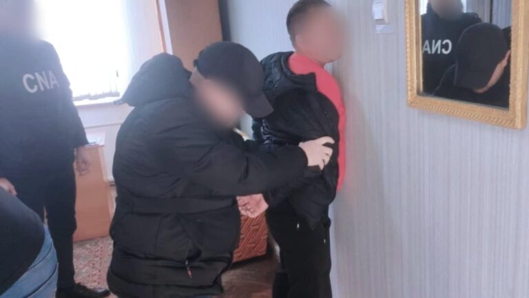 МУЖЧИНА С СЕВЕРА МОЛДОВЫ ЗАДЕРЖАН ЗА ТОРГОВЛЮ ВЛИЯНИЕМ ПРИ ВЫДАЧЕ ВОДИТЕЛЬСКИХ УДОСТОВЕРЕНИЙ