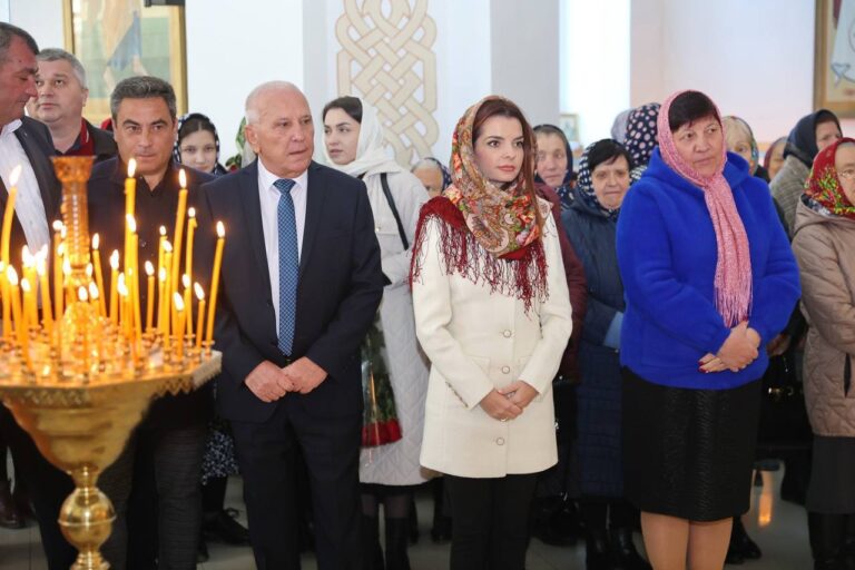 ЕВГЕНИЯ ГУЦУЛ ПОЗДРАВИЛА ЖИТЕЛЕЙ КОММУНЫ СВЕТЛЫЙ С ПРАЗДНИКОМ ХРАМА