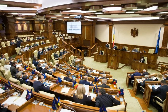 ПАРЛАМЕНТ МОЛДОВЫ ПРИНЯЛ ЗАКОН, ЗАПРЕЩАЮЩИЙ РАСПРОСТРАНЕНИЕ И РЕТРАНСЛЯЦИЮ ВСЕХ ТЕЛЕВИЗИОННЫХ ПРОГРАММ ИЗ РОССИИ