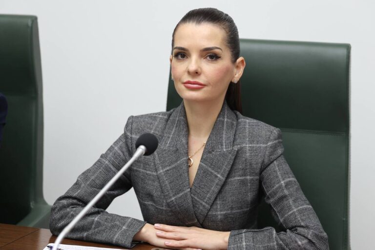БОЛЕЕ 6400 УЧЕНИКОВ ГАГАУЗИИ ПОЛУЧАТ НОВОГОДНИЕ ПОДАРКИ